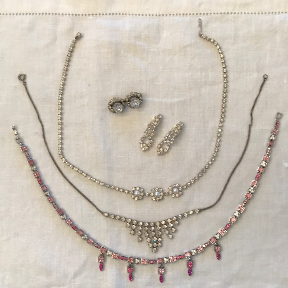 bundle: 3 necklaces, 1 brooch, 1 pair earrings